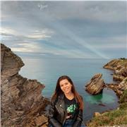 Soy una chica con muchas ganas de enseñar y trabajar con niños. He estudiado el grado de Educación Primaria y acabo de terminar las prácticas, las cuales me han proporcionado un mayor aprendizaje en este ámbito